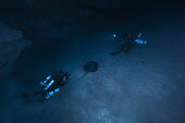 Underwater cave with a ray. The stingray that we crossed at the entrance of the cavity we followed in the cave. Personalized photo session at 75 meters depth in this place that exudes a strong mystical atmosphere
