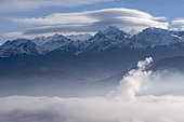 Lenticular cloud on the Belledonne range and cloud sea in the Grésivaudan valley. On December 23, 2018, a sea of clouds settled on the Grésivaudan valley. The presence of lenticular clouds sometimes indicates the arrival of more agitated weather. Alps, France