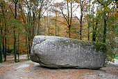 La roche tremblante, bloc granitique de 100 tonnes que l'on peut faire osciller sur sa base, Huelgoat, Finistère, Parc naturel régional d'Armorique, France