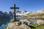 Wooden cross on the shore of Lake Allos (2226 m), in the background the Tours du Lac, Haut-Verdon, Mercantour National Park, Alps, France