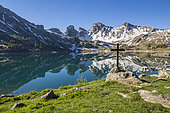 Wooden cross on the shore of Lake Allos (2226 m), in the background the Tours du Lac, Haut-Verdon, Mercantour National Park, Alps, France