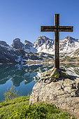Wooden cross on the shore of Lake Allos (2226 m), in the background the Tours du Lac, Haut-Verdon, Mercantour National Park, Alps, France