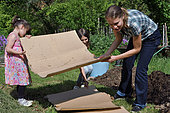 An easy and fun permaculture technique of lasagna with children.