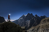 Le Mont Pelvoux (3932m) et le glacier du Pelvoux éclairé par une nuit de pleine lune, randonneur au refuge du Glacier Blanc (2580m) , vallée de la Vallouise, région du Briançonnais, Parc National des Ecrins, Hautes-Alpes, France