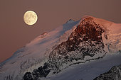 Pleine lune au-dessus des Alpes Valaisanne, Suisse
