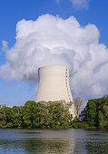 Cooling tower, Isar I nuclear power plant at Niederaichbach reservoir, Isar near Landshut, Lower Bavaria, Bavaria, Germany, Europe