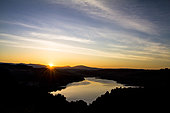 Lac d'Esparron au lever du soleil, Parc naturel régional du Verdon, Alpes-de-Haute-Provence, France
