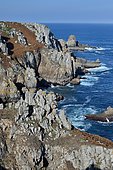 Sentier côtier : Pointe de Van face à la Mer d'Iroise, Finistère, Bretagne, France