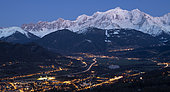 Panorama du Mont-Blanc au crépuscule, et vallée de l’Arve. Prise de vue au dessus de Sallanches. Haute-Savoie, France