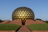 Le Matrimandir et son jardin. Auroville, "la ville de l'Aurore", cité expérimentale, idéale, universelle, est née d'un rêve de Mirra Alfassa, nommée "La Mère", et de Sri Aurobindo. Elle a été inaugurée en 1968, accueille des gens du monde entier, partageant la volonté de réaliser l'unité humaine. Le Matrimandir, cette gigantesque boule dorée est un lieu de méditation pour une nouvelle conscience, et rayonne depuis le centre de la ville. Ici, une salutation du matin devant la sphère.