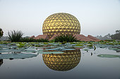Le Matrimandir et son jardin. Auroville, "la ville de l'Aurore", cité expérimentale, idéale, universelle, est née d'un rêve de Mirra Alfassa, nommée "La Mère", et de Sri Aurobindo. Elle a été inaugurée en 1968, accueille des gens du monde entier, partageant la volonté de réaliser l'unité humaine. Le Matrimandir, cette gigantesque boule dorée est un lieu de méditation pour une nouvelle conscience, et rayonne depuis le centre de la ville. Ici, une salutation du matin devant la sphère.