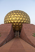 Le Matrimandir et son jardin. Auroville, "la ville de l'Aurore", cité expérimentale, idéale, universelle, est née d'un rêve de Mirra Alfassa, nommée "La Mère", et de Sri Aurobindo. Elle a été inaugurée en 1968, accueille des gens du monde entier, partageant la volonté de réaliser l'unité humaine. Le Matrimandir, cette gigantesque boule dorée est un lieu de méditation pour une nouvelle conscience, et rayonne depuis le centre de la ville. Ici, une salutation du matin devant la sphère.