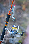 Pêche au leurre artificiel, Canne à pêche avec moulinet équipé pour la pêche au carnassier, Doubs, Franche-Comté, France