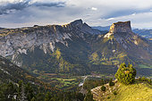 De gauche à droite les Rochers du Parquet (2024m), le Grand Veymont (2341m) et le Mont Aiguille (2086m), le Trièves, réserve naturelle nationale des Hauts Plateaux du Vercors, parc naturel régional du Vercors, Isère, France