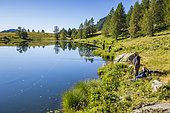 Lac des Grenouilles (1997m), pêcheurs le jour de l'ouverture de la pêche, vallon de Fontanalba, vallée de la Roya, Casterino, Parc National du Mercantour, Alpes-Maritimes, France