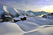 Village de montagne sous la neige, Bettmeralp avec sa chapelle Maria zum Schnee dans la lumière du soir, Canton du Valais, Suisse