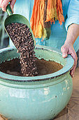Plantation de bulbes de tulipe en pot en pas à pas. 1 : versement d'une couche de drainage au fond du pot.