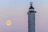 Pleine lune sur le phare du cap Gris-Nez, Côte d'Opale, Hauts-de-France, France