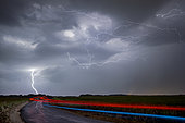 Orage printanier Eurélien. De nombreux orages se sont développés dans la soirée du 3 juin au sud de l'Eure et Loir. De nombreuses foudres positives ont été observées. Foudre positive et éclair internuageux au sud de Chartres. Centre-Val de Loire, France