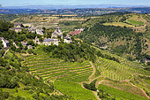Région agricole autour du village de Clairvaux d'Aveyron, depuis une hauteur, Vignoble de Marcillac, Aveyron, Région Occitanie, France