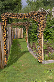 Les jardins Rocambole, Artistic vegetable and botanical gardens in organic farming, A meeting between art and Nature, porticoes of pieces of wood, decoration, La Lande aux Pitois, Corps Nuds, Ille-et-Vilaine (35), Brittany, France