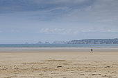 Hiker on the Goullien beach in front of the Pen-Hir peninsula, Crozon peninsula, Finistère, Brittany, France
