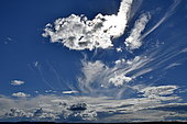 Formations nuageuses sur fond de ciel bleu, France