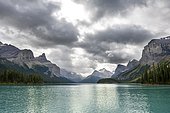 Turquoise blue glacial lake Maligne Lake, mountains Mount Paul, Monkhead and Mount Warren in the back, Maligne Valley, autumn, Jasper National Park National Park, Canadian Rocky Mountains, Alberta, Canada, North America