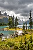Spirit Island, shores of Maligne Lake, mountains Mount Paul, Monkhead and Mount Warren in the back, Maligne Valley, autumn, Jasper National Park National Park, Canadian Rocky Mountains, Alberta, Canada, North America