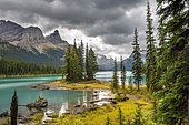 Spirit Island, shores of Maligne Lake, mountains Mount Paul, Monkhead and Mount Warren in the back, Maligne Valley, autumn, Jasper National Park National Park, Canadian Rocky Mountains, Alberta, Canada, North America