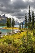 Spirit Island, shores of Maligne Lake, mountains Mount Paul, Monkhead and Mount Warren in the back, Maligne Valley, autumn, Jasper National Park National Park, Canadian Rocky Mountains, Alberta, Canada, North America