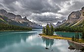 Spirit Island in the turquoise blue glacial lake Maligne Lake, mountains Mount Paul, Monkhead and Mount Warren in the back, autumn, Maligne Valley, Jasper National Park National Park, Canadian Rocky Mountains, Alberta, Canada, North America
