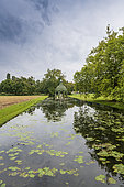 La Gloriette de l’Île d’Amour dans le jardin anglais du Château de Chantilly en automne, Oise, France