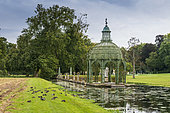 La Gloriette de l’Île d’Amour dans le jardin anglais du Château de Chantilly en automne, Oise, France