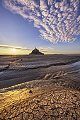 Baie du Mont Saint Michel à marée basse au crépuscule, Normandie, France