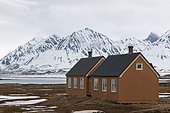 Bâtiments colorés près des montagnes et des eaux arctiques à la station de recherche, Ny-Alesund. Ny-Alesund, Kongsfjorden, île de Spitzberg, Svalbard, Norvège.