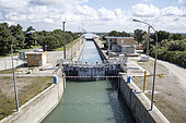 Canal et écluse, Equipement de la Compagnie Nationale du Rhône, Port Saint-Louis du Rhône, Camargue, Bouches-du-Rhône, France