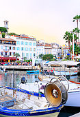 Façades d'immeubles et bateaux à quai sur le vieux port, Cannes, Alpes-Maritimes, France