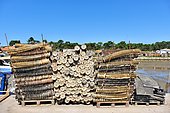 Stock de coupelles collecteurs d'huitres, matériel ostréicole, port de Piraillan sur le bassin d'Arcachon, Lège Cap-Ferret, Gironde, France