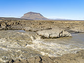 River Joekulsa a Fjoellum. The north eastern interior highlands of Iceland in the Vatnajoekull National Park, a UNESCO world heritage site. In the background Mount Herdubreid, the queen of Icelands Mountains. Europe, Northern Europe, Iceland