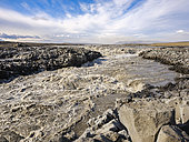 Fleuve glaciaire Joekulsa a Fjoellum. Volcan Askja et le nuage jaune d'une tempête de sable en arrière-plan. Hautes terres intérieures du nord-est de l'Islande dans le parc national du Vatnajoekull, Islande