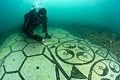 Plongeur explorant une splendide mosaïque (tessellatum) en noir et blanc décorée d'un motif d'hexagones, parfaitement conservée, Villa a Protiro, Parc archéologique de Baïes, Mer Tyrrhénienne, Campanie, Italie