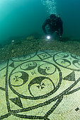 Plongeur explorant une splendide mosaïque (tessellatum) en noir et blanc décorée d'un motif d'hexagones, parfaitement conservée, Villa a Protiro, Parc archéologique de Baïes, Mer Tyrrhénienne, Campanie, Italie