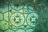 Splendide mosaïque (tessellatum) en noir et blanc décorée d'un motif d'hexagones, parfaitement conservée, Villa a Protiro, Parc archéologique de Baïes, Mer Tyrrhénienne, Campanie, Italie