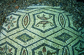 Une petite portion de la nouvelle mosaïque : le dessin géométrique est probablement formé par une séquence d'hexagones avec une paire de peltas se faisant face au centre, rendue avec des carreaux colorés. Elle a été découverte à la fin de l'année 2019. Elle est située dans le complexe thermal du Lacus Baianus, Parc archéologique de Baïes, Mer Tyrrhénienne, Campanie, Italie