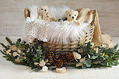 Childhood theme decoration: Basket with teddy bears and plant crown