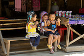 Kayan Children N.W. Thailande.