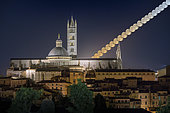 Déplacement de la lune derrière la cathédrale de Sienne la nuit, Toscane, Italie.