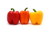 Trois poivrons mûrs sur fond blanc. Rouge, jaune et orange. Produit naturel.