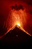 Volcán de Fuego (Volcan de feu) en éruption de nuit, Sierra Madre de Chiapas, Guatemala.